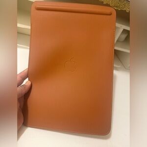 Apple Leather Sleeve Saddle Brown W/ Apple Pencil Sleeve.iPad size 8x12.